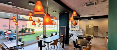 Daily buffet breakfast (CHF 17 per person)