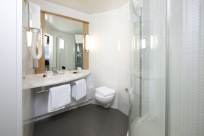 Shower, eco-friendly toiletries, hair dryer, towels - ibis Delemont Delsberg Hotel (Delemont)