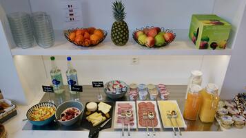 TĂ€gliches FrĂŒhstĂŒcksbuffet (17 CHF pro Person)