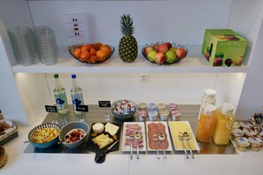 Petit déjeuner buffet (17 CHF par personne)