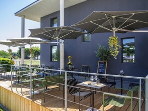 Dinner served, French cuisine, alfresco dining 