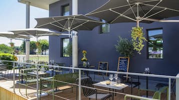 Dinner served, French cuisine, alfresco dining