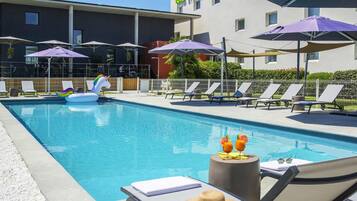 Piscine extérieure, chaises longues