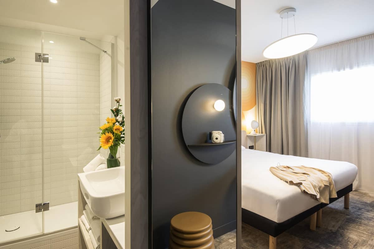 standard double room, 1 double bed | in-room safe, desk, blackout curtains, soundproofing