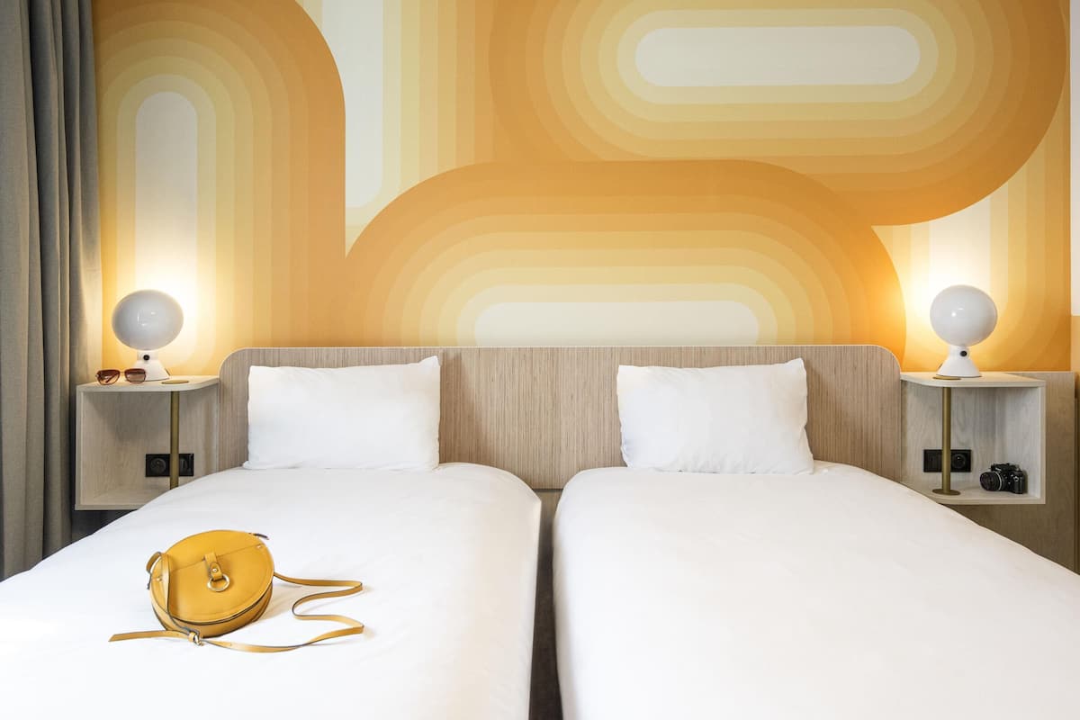 standard room, 2 single beds | in-room safe, desk, blackout curtains, soundproofing