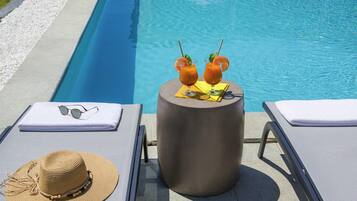 Piscine extérieure, chaises longues