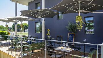 Abendessen, französische KĂŒche, Speisen im Freien