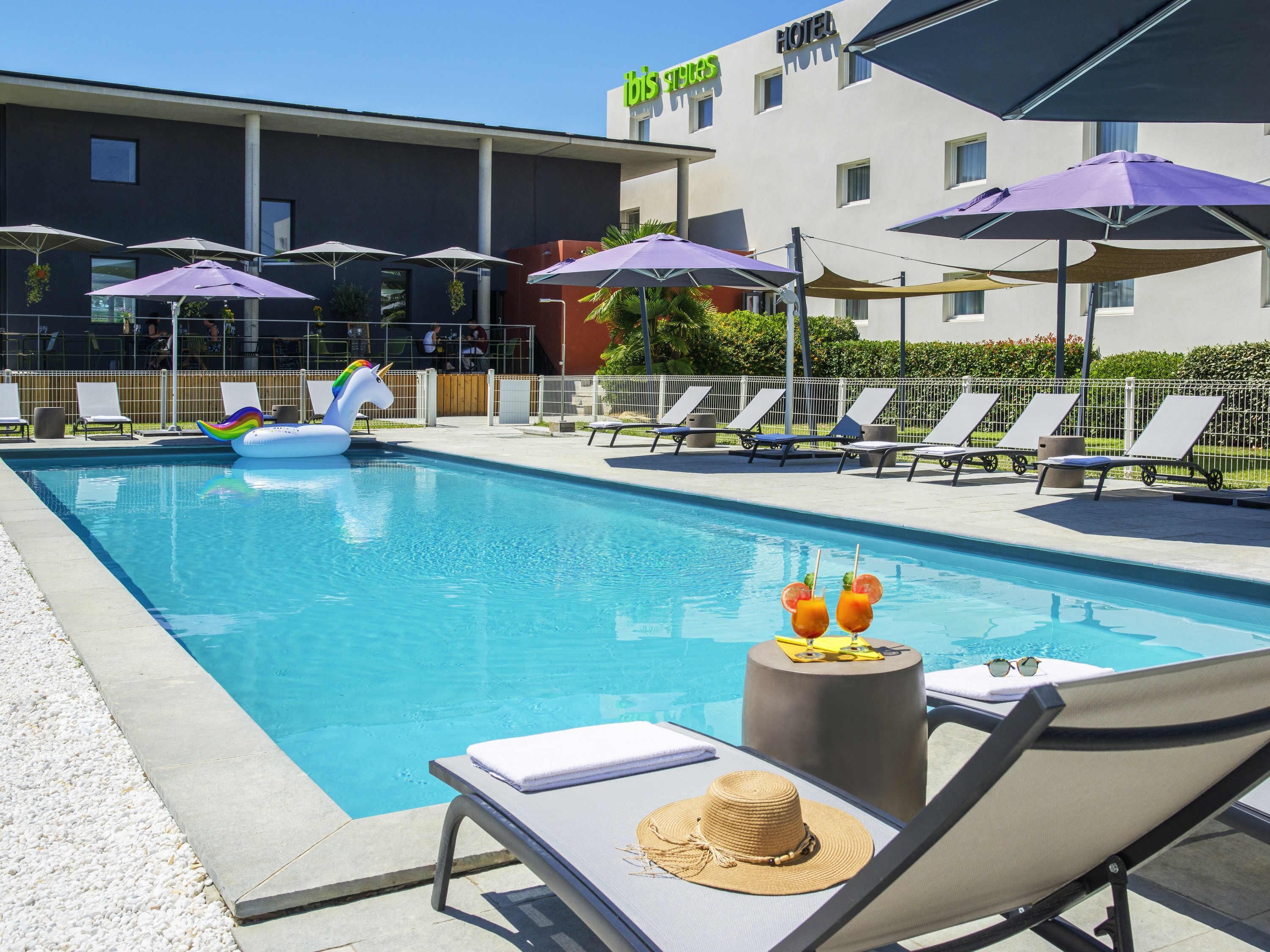 حمّام سباحة خارجي، مفتوح من 7:30 صباحا إلى 9:30 مساءً، مقاعد للتشمس