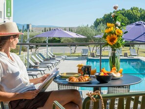 Free daily continental breakfast