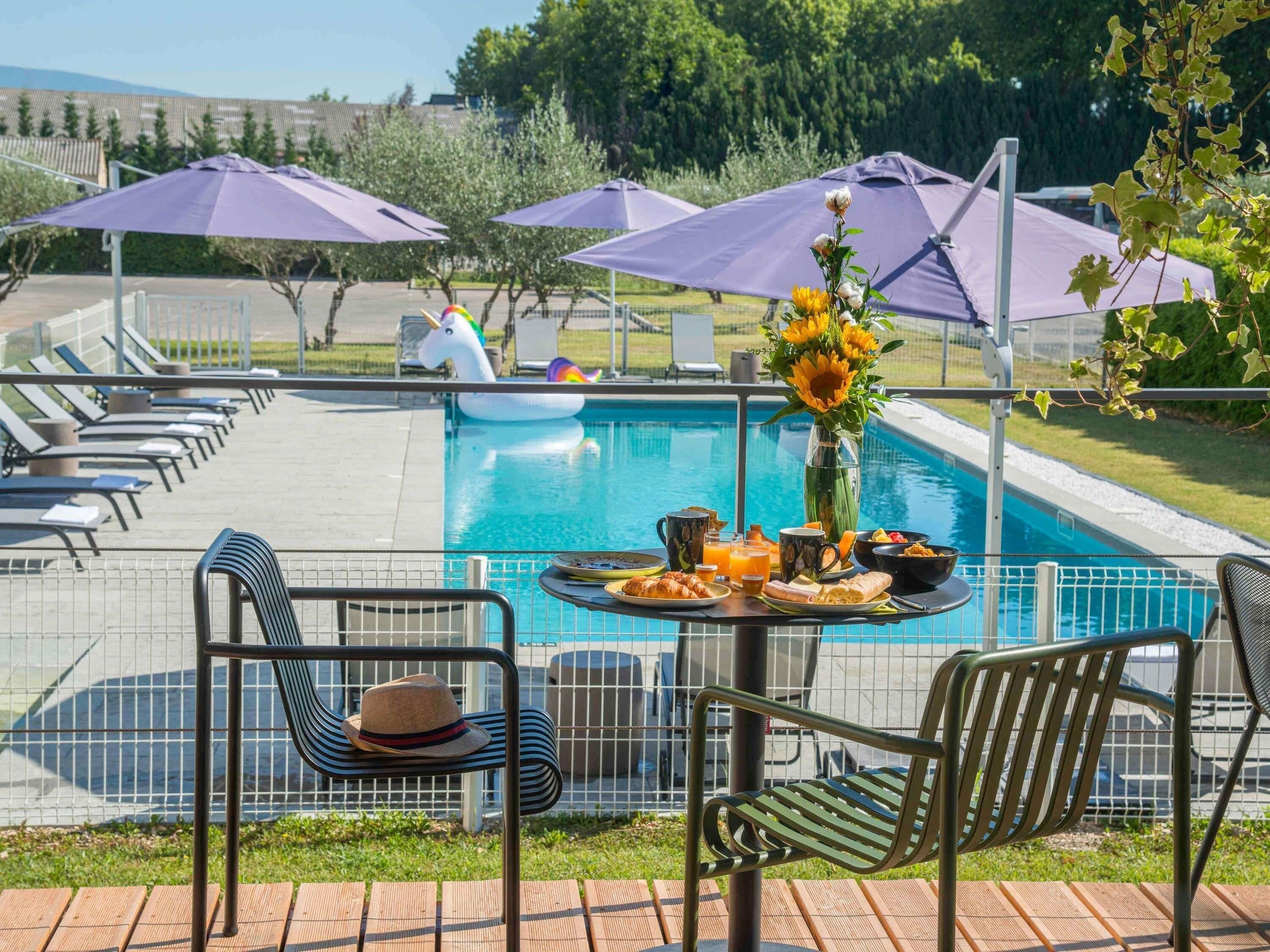 Dinner served, French cuisine, al fresco dining 