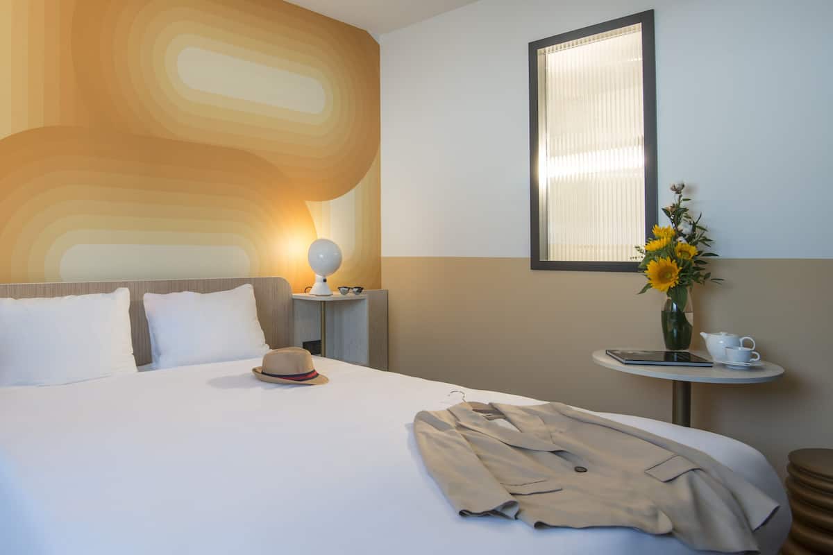 standard double room, 1 double bed | in-room safe, desk, blackout curtains, soundproofing