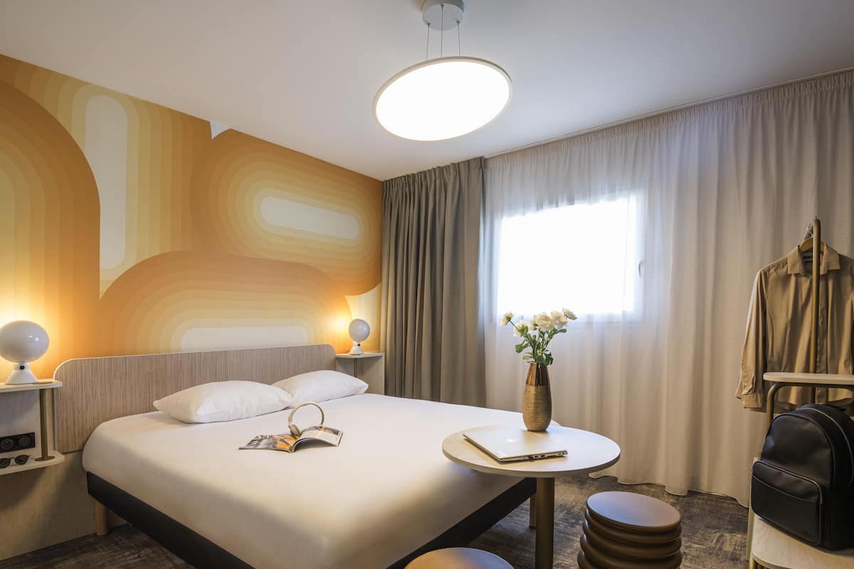 Dobbeltrom – standard, 1 dobbeltseng | Safe på rommet, skrivebord, blendingsgardiner og lydisolert