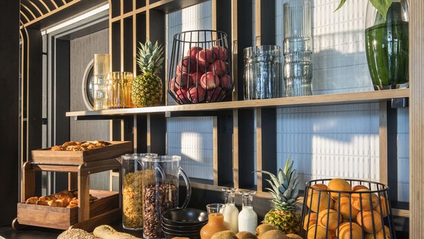 A breakfast buffet with various food items, including fruits, bread, and beverages. - ibis Styles Pertuis Luberon (Pertuis)