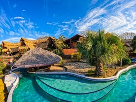 室外游泳池，07:00 至 22:00 开放，日光浴躺椅