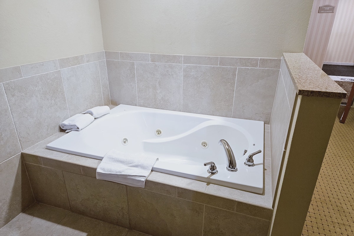 Standard Suite, 1 King Bed, Non Smoking (Whirlpool) | In-room safe, desk, laptop workspace, iron/ironing board