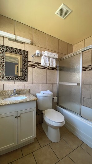 Shower, hair dryer, towels - Northland Motel Bay City-Kawkawlin (Kawkawlin)