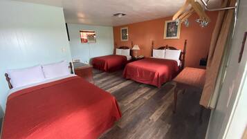 Kamar, Beberapa Tempat Tidur, Bebas Asap Rokok (3 Double Beds) | Setrika/meja setrika dan Wi-Fi gratis