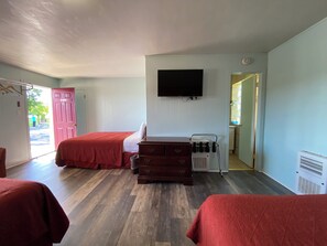 3 Double Beds Non-Smoking | Iron/ironing board, free WiFi - Northland Motel Bay City-Kawkawlin (Kawkawlin)