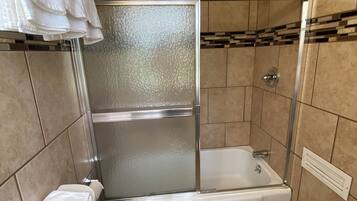 Shower, pengering rambut, dan handuk