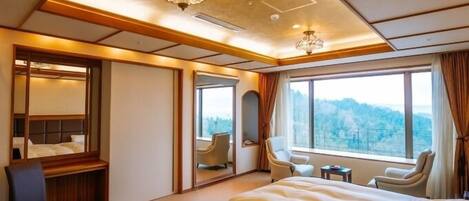 Habitación de hotel con una cama grande, un escritorio, dos sillas, un espejo y vistas al exterior.
