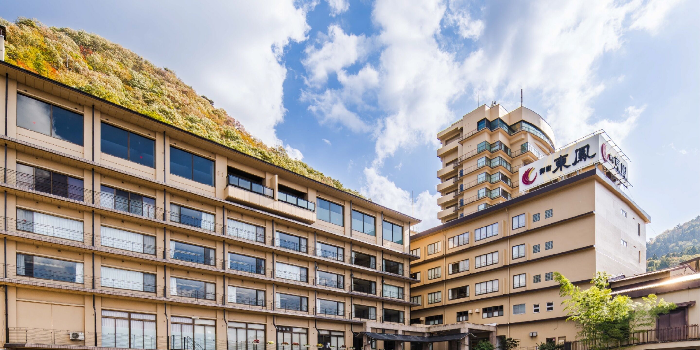 Un hotel de varios pisos con fachada plana, amplias ventanas y un letrero que indica un restaurante.