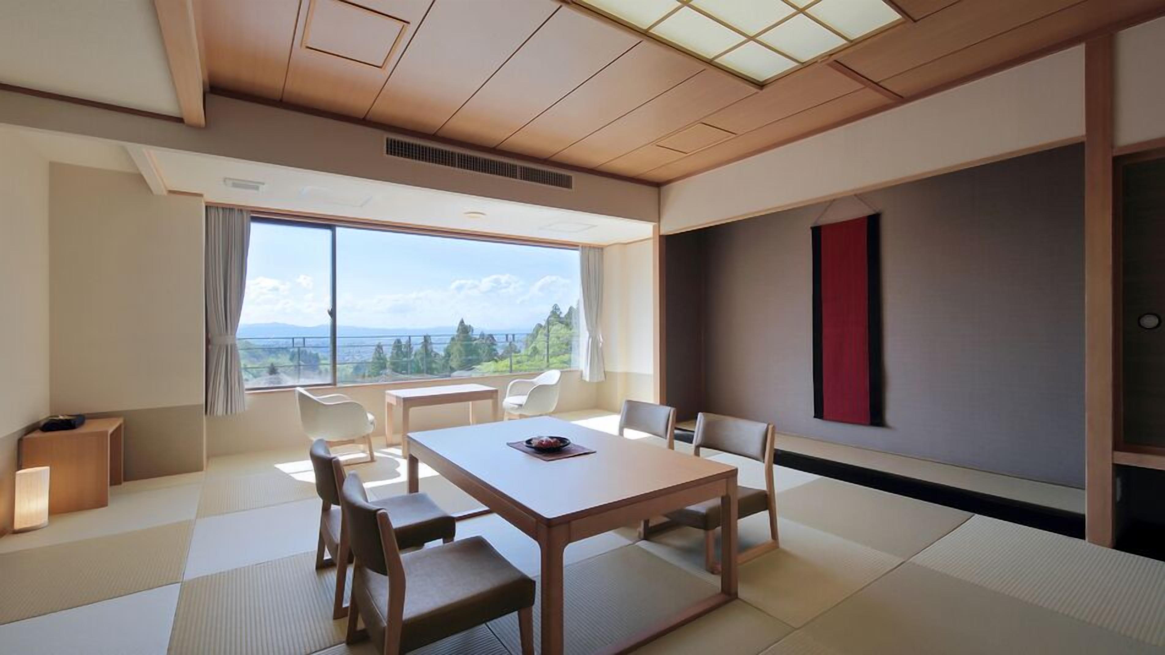Una habitación moderna con un ventanal grande, una mesa de madera y esteras de tatami.