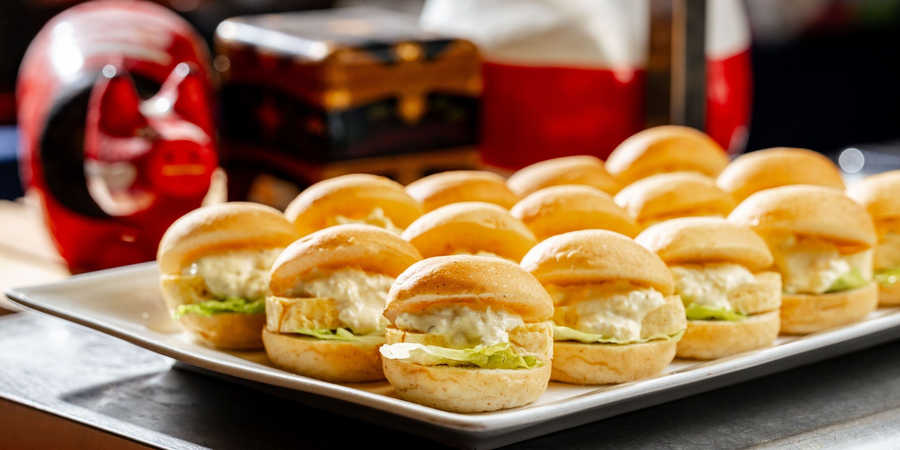 Una bandeja de sándwiches.