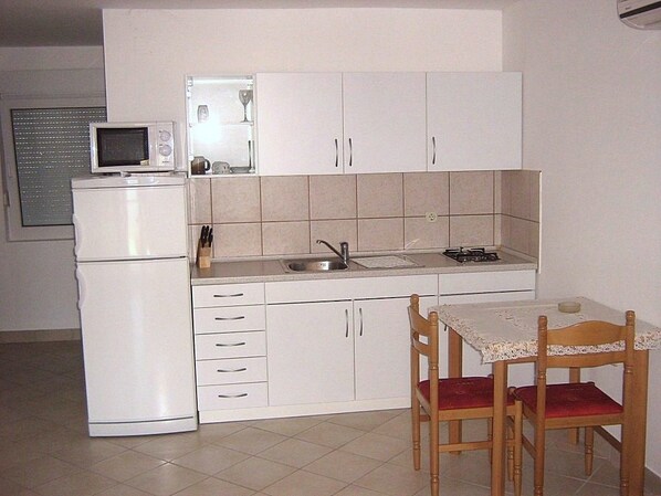 Microondas y utensilios de cocina