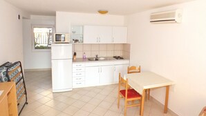 Microwave, cookware/dishes/utensils - Apartments Suhomont (Pag)