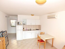 Microwave, cookware/dishes/utensils