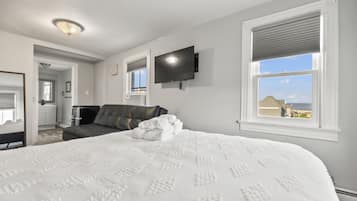 Romantische tweepersoonskamer, privébadkamer, uitzicht op zee (The Overlook Room) | 1 slaapkamer, gratis wifi