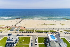 بالقرب من الشاطئ