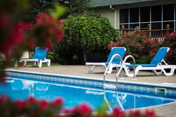 Piscina stagionale all'aperto, lettini