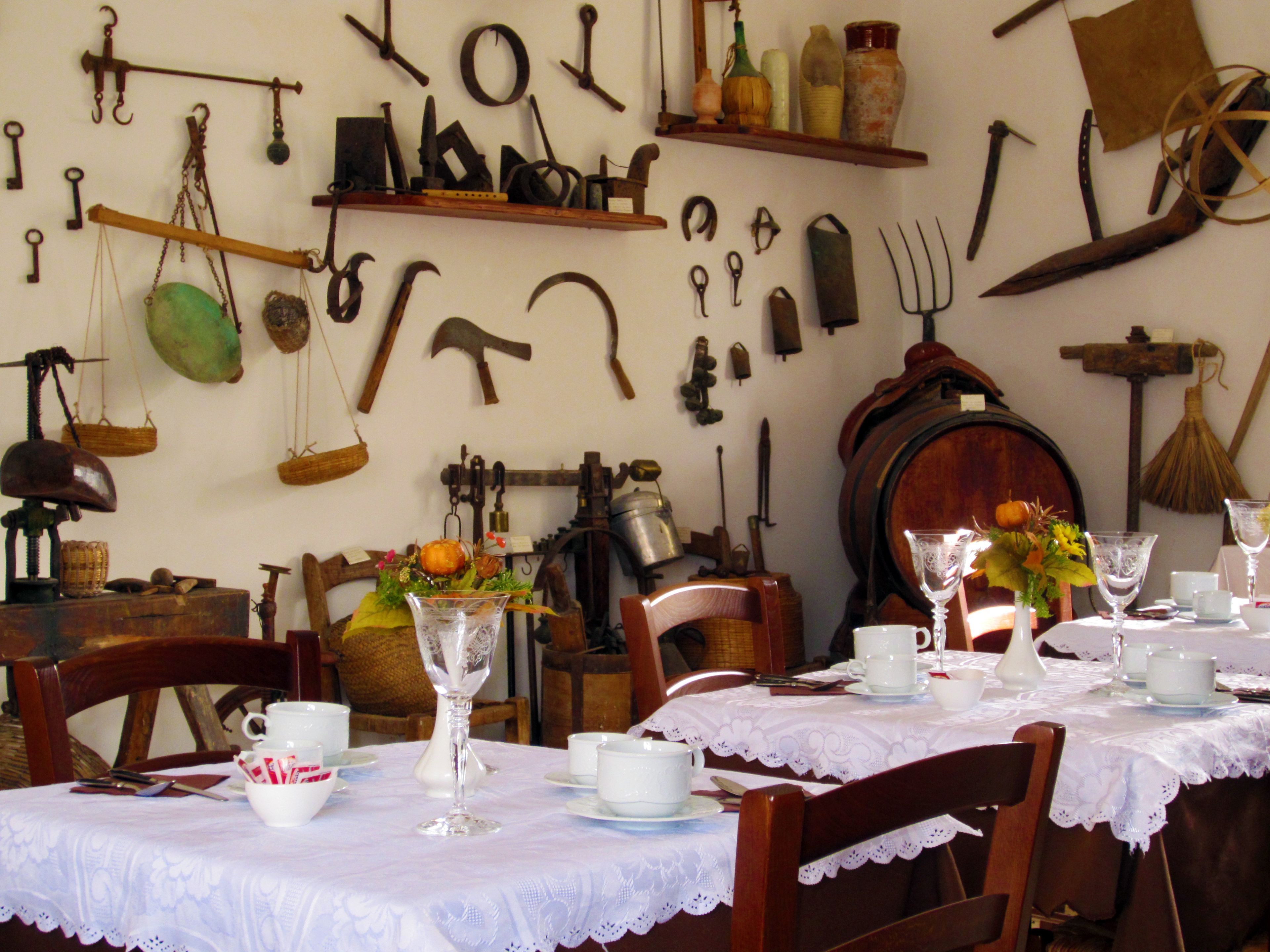 Daily continental breakfast (EUR 5 per person)