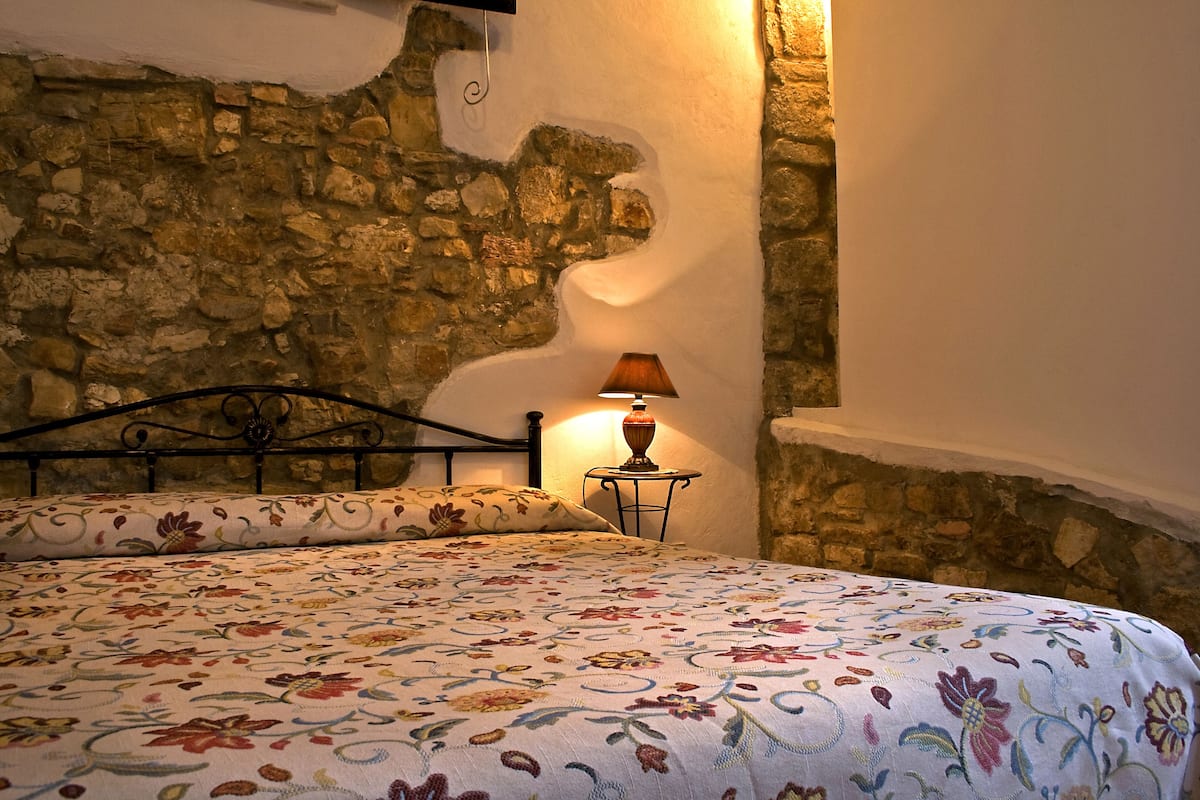 Eenvoudige tweepersoonskamer | Italiaanse Frette-lakens, luxe beddengoed, donzen dekbedden