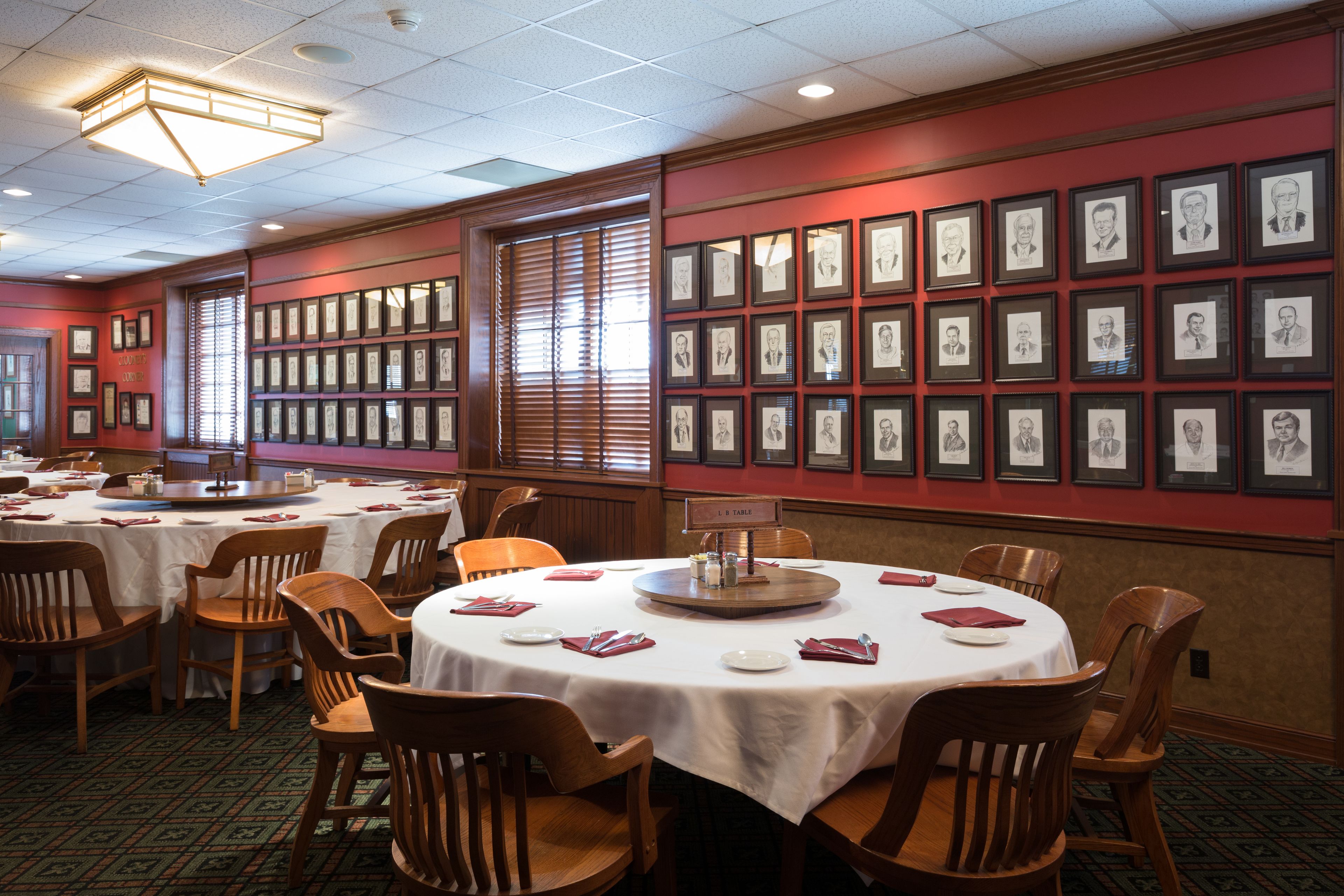 2 restaurants, lunch served, american cuisine