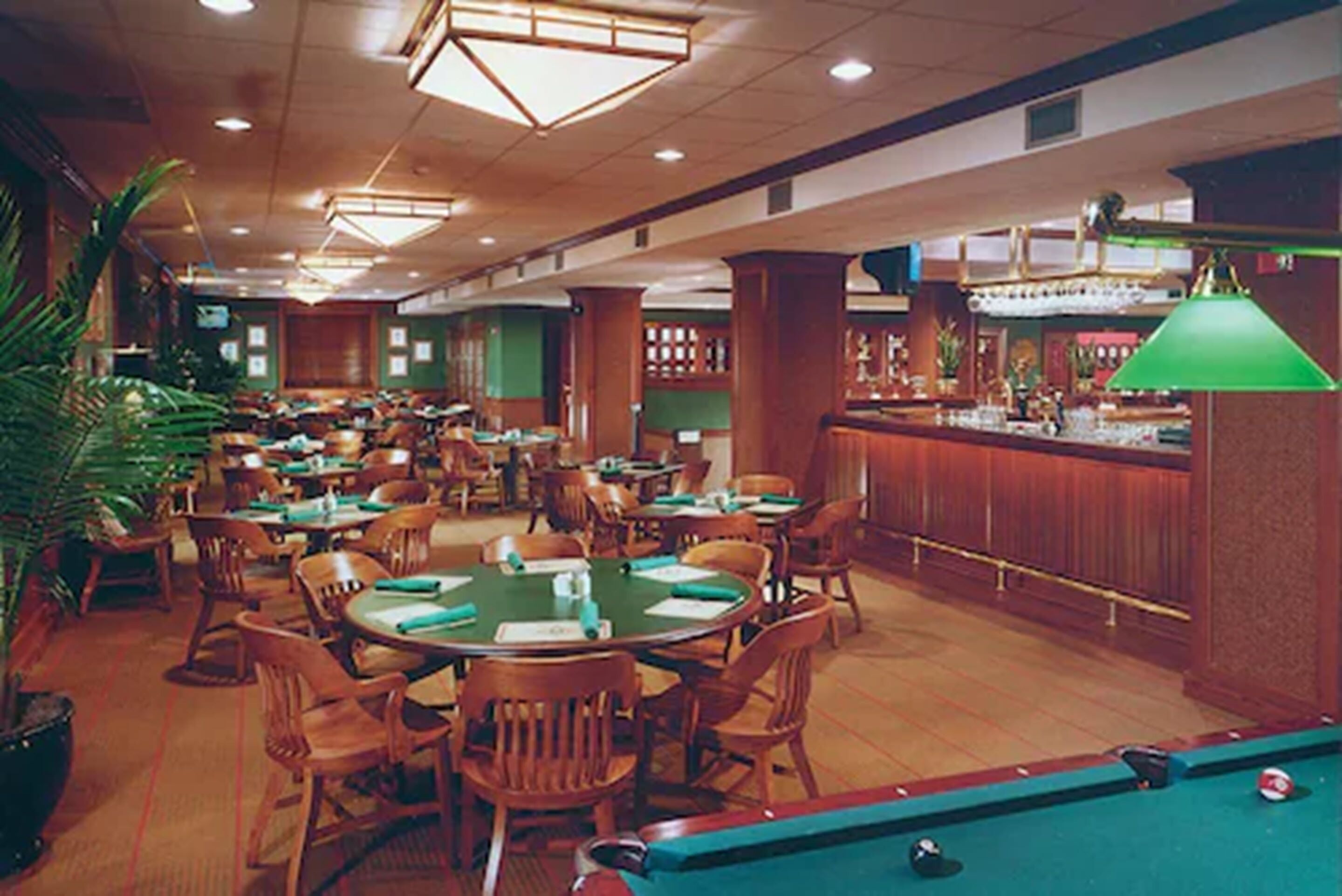 2 restaurants, lunch served, american cuisine