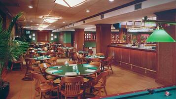 2 restaurantes; se sirven almuerzos y cocina americana