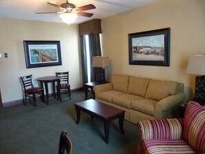 Habitación Deluxe, 1 cama Queen size y sofá cama, para no fumadores | Ropa de cama de alta calidad y escritorio 