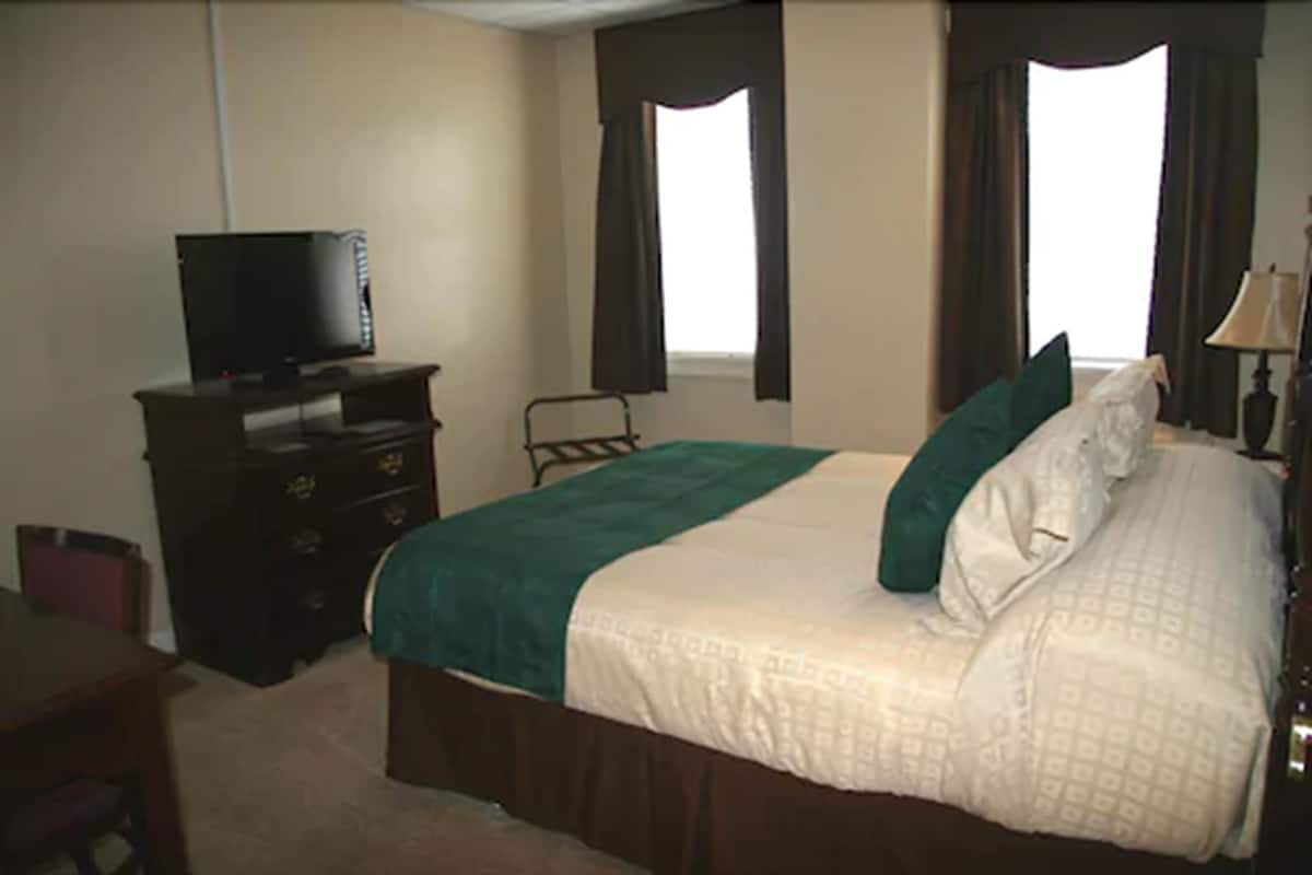 Standard Room, 1 Queen Bed, Non Smoking | Premium bedding, desk, iron/ironing board, free cribs/infant beds