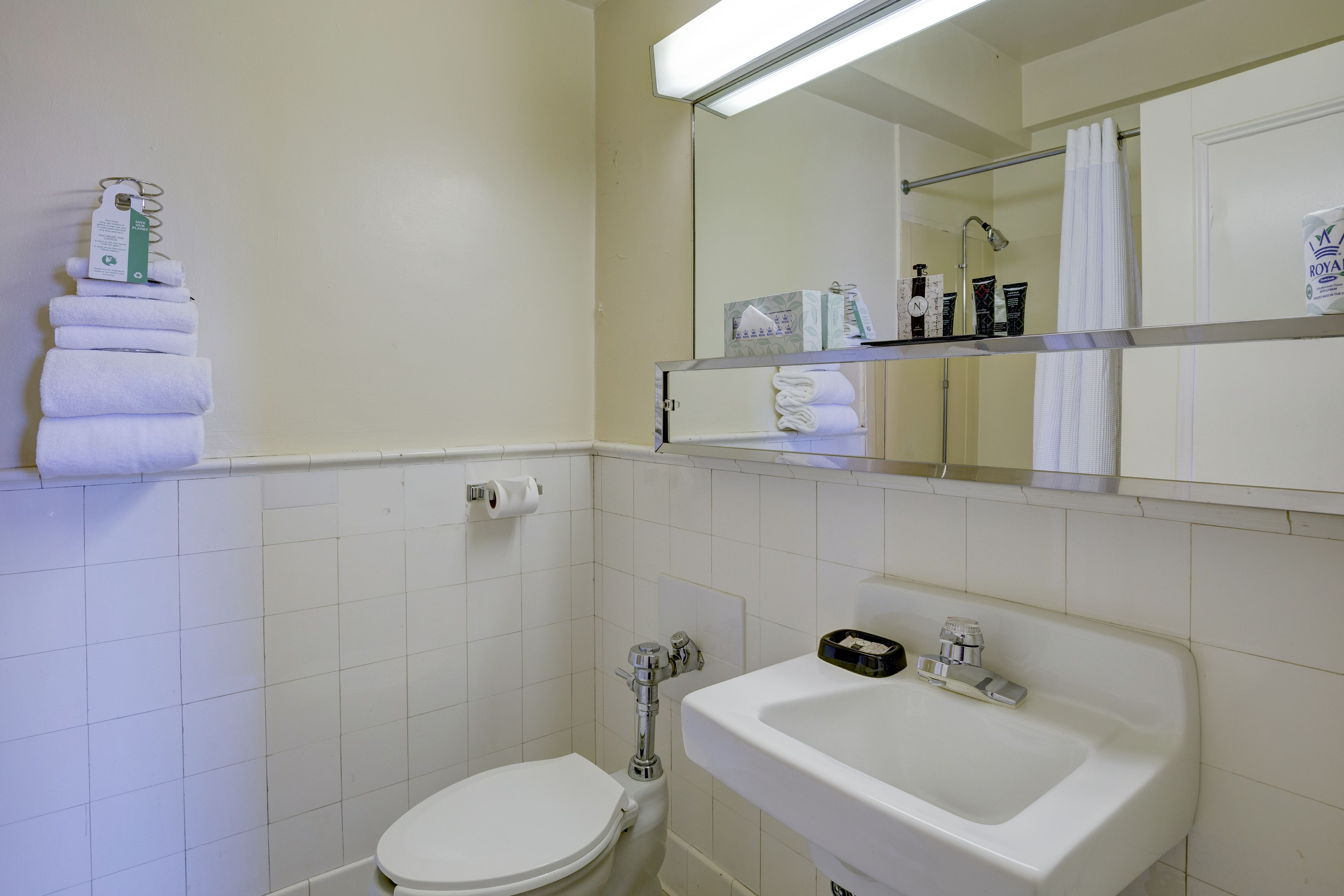 standard room, 1 queen bed, non smoking | bathroom | free toiletries, hair dryer, towels