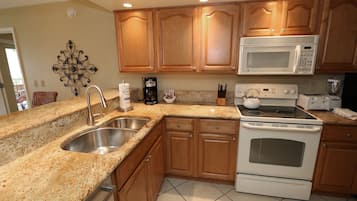 Huoneisto, 2 makuuhuonetta, rannan lähellä | Yksityinen keittiö | Täysikokoinen jääkaappi, mikroaaltouuni, uuni, liesi