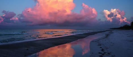 Privatstrand, Liegestühle, Sonnenschirme, Strandtücher