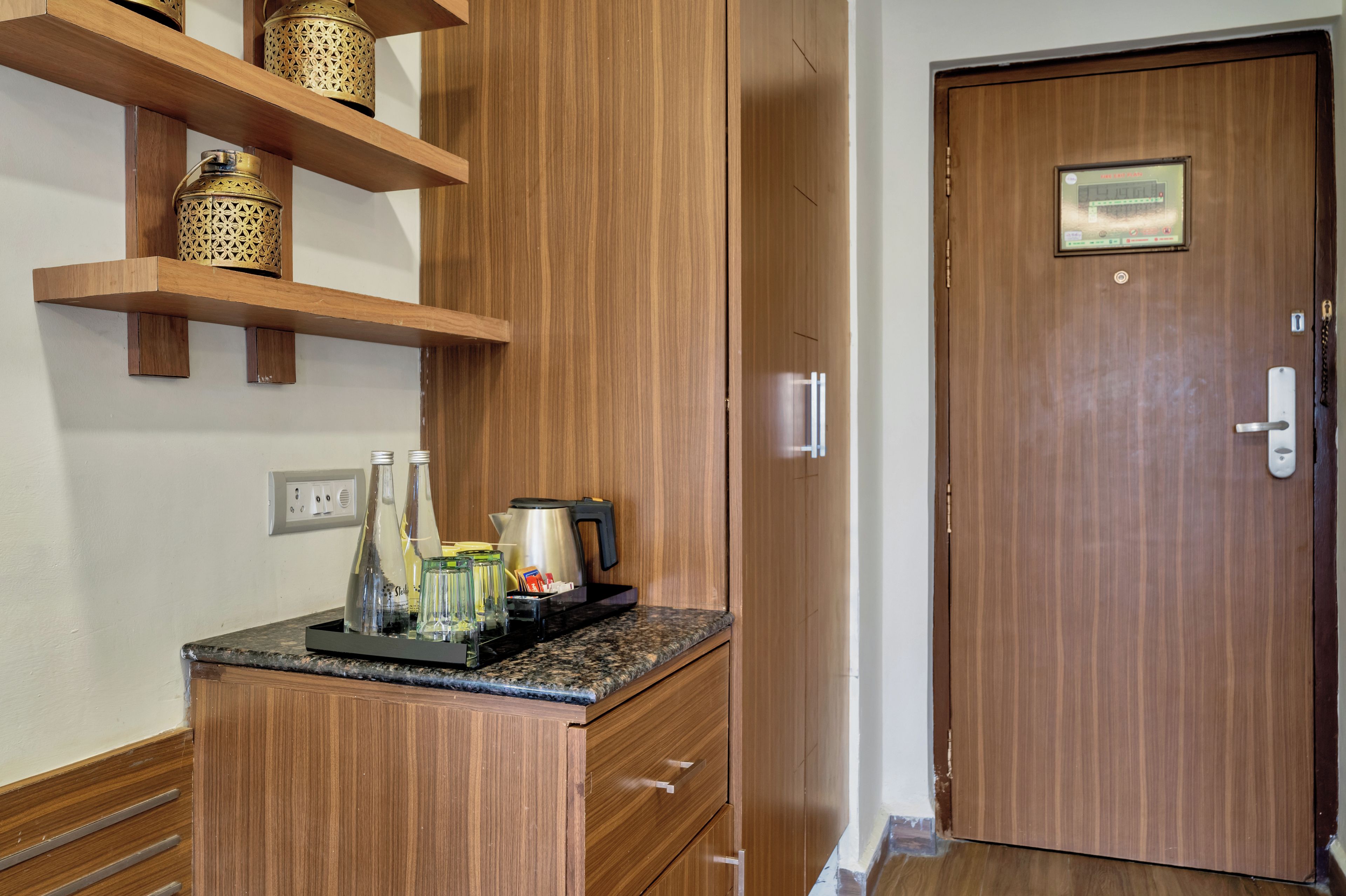 Un área de cocina con armarios de madera, una encimera y una puerta con cerradura de seguridad.