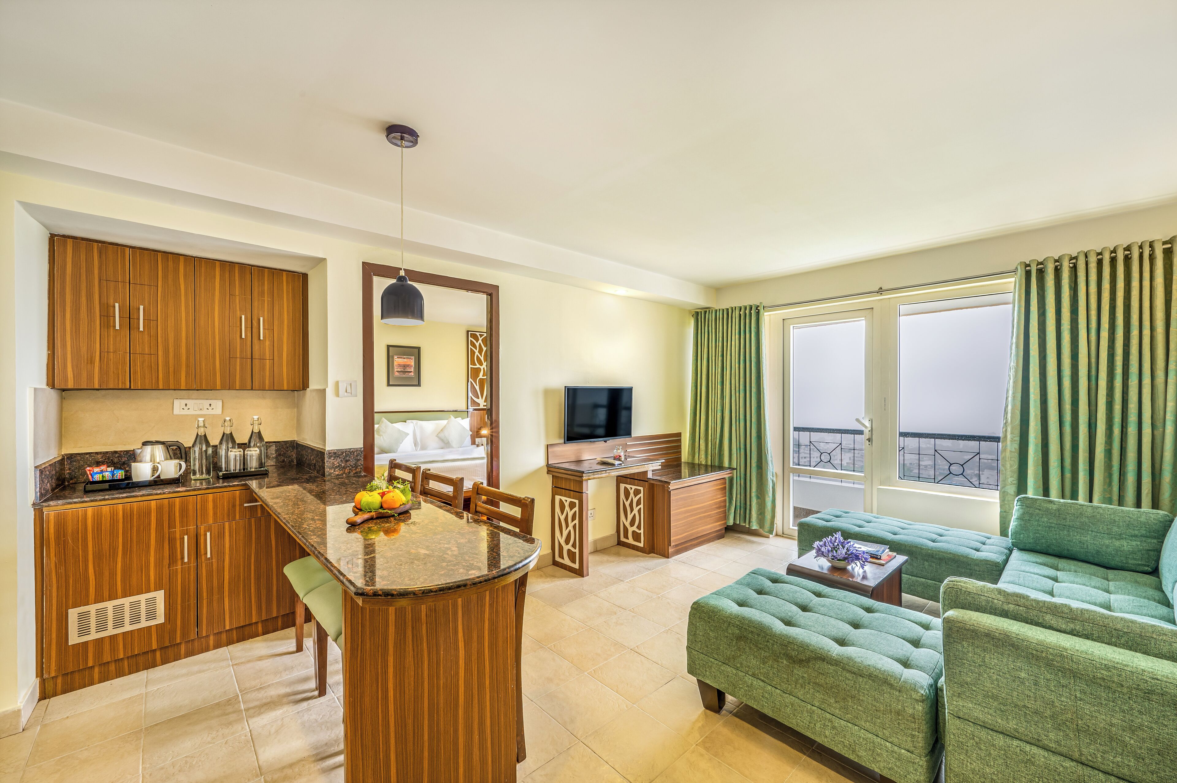 Phòng dành cho gia đình, 2 phòng ngủ, ban công | Minibar, bàn, truy cập Internet không dây miễn phí, bộ trải giường 