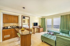 Habitación familiar, 2 habitaciones, balcón | Minibar, escritorio, wifi gratis y ropa de cama