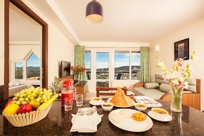 Suite familiar, 1 cama doble | Servicio de comidas en la habitación