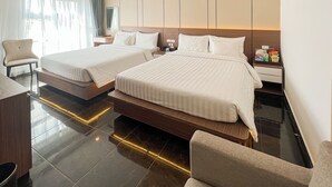 Kamar Keluarga | Minibar, brankas, meja kerja, dan tirai kedap cahaya