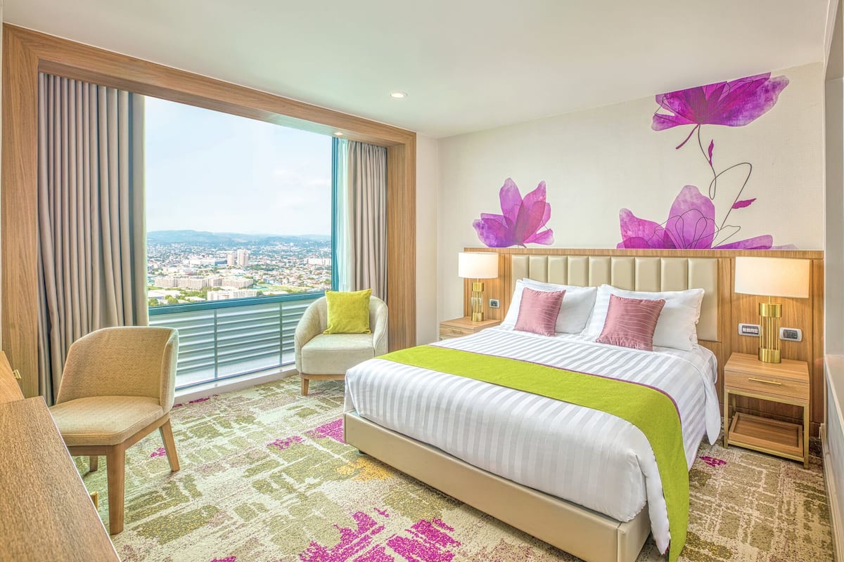 Premium bedding, in-room safe, individually decorated