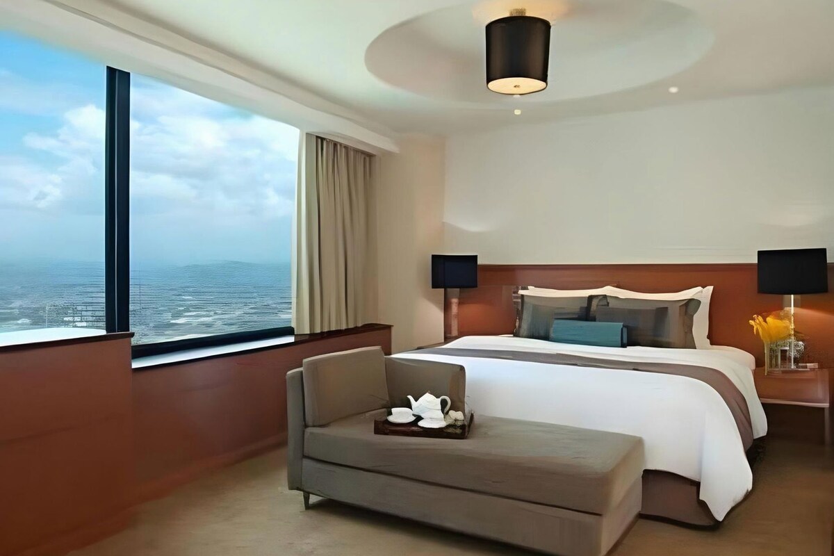 Bộ đồ giường cao cấp, két bảo mật tại phòng, bàn 